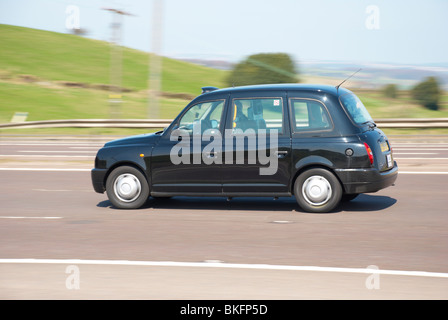 Taxi sull'autostrada M62 Foto Stock