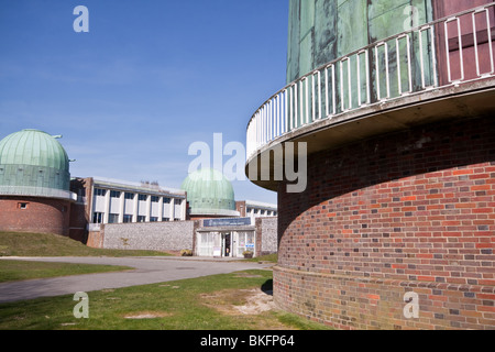 Cupole a Herstmonceux osservatorio, precedentemente parte del Royal Observatory di Greenwich Foto Stock