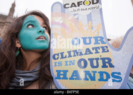 Un manifestante presso l'onda un grande cambiamento climatico nel rally di Londra. Foto Stock