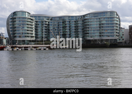 Norman Foster design architettonico moderno Albion Riverside,situato sul lato sud del fiume Tamigi in Battersea. Foto Stock