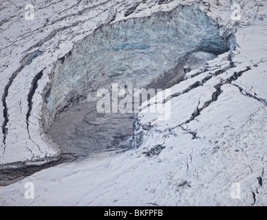 Gigjokull,-uscita dal ghiacciaio Eyjafjallajokull. Correndo acqua e inondazioni dovute a Eyjafjallajokull eruzione del vulcano, Islanda Foto Stock