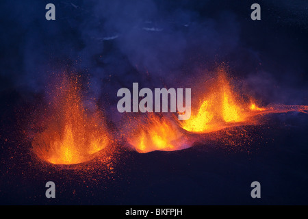 Fontane di lava durante l eruzione del vulcano a Fimmvorduhals, una cresta tra il ghiacciaio Eyjafjallajokull, e Myrdalsjokull, Islanda Foto Stock