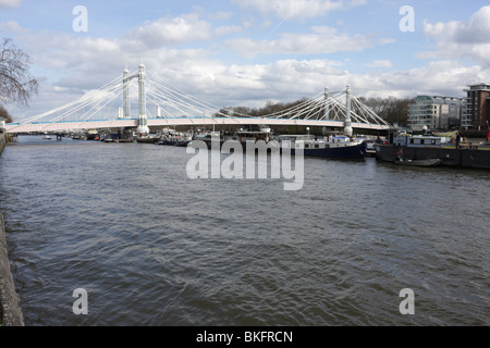 Che attraversano il fiume Tamigi da Chelsea a Battersea è il Victorian Albert Bridge. Foto Stock