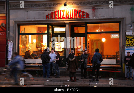 I giovani di fronte al bar Kreuzburger, Berlino, Germania Foto Stock