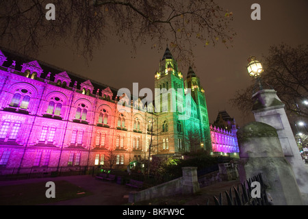 Il Museo di Storia Naturale illuminata di notte a Londra, Regno Unito. Foto Stock
