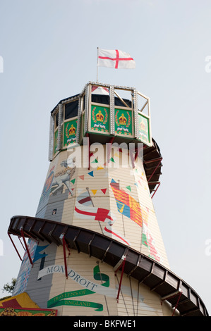 Tradizionale in legno inglese Helter Skelter Fairground Ride Foto Stock