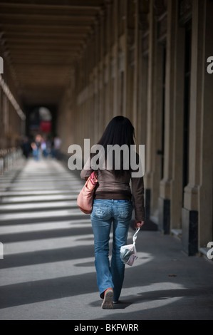 Donna Passeggiate, dietro,, Shopping Arcades, Jardin du Palais Royale, Giardini, Parigi, Francia, colonnato paris palais Royale Foto Stock