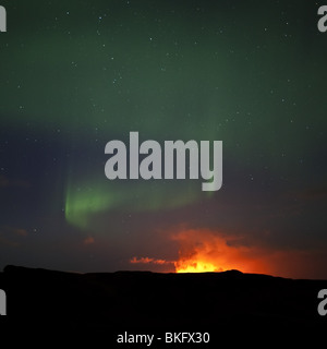 Auroras con eruzione del vulcano in Islanda a Fimmvorduhals, una cresta tra il ghiacciaio Eyjafjallajokull e il Ghiacciaio Myrdalsjokull. Foto Stock