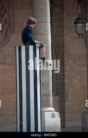 Giardini Palais Royale, Jardins, bambini che giocano nel parco, installazione di sculture moderne 'Colonnes de Buren', Parigi, Francia, arte laterale per bambini del XX secolo Foto Stock