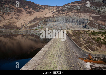 Caban coch diga e serbatoio in scenic Elan valley in Galles centrale Foto Stock