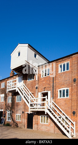 Magazzino convertito per l'utilizzo commerciale e residenziale a Snape Maltings, Suffolk, Regno Unito Foto Stock