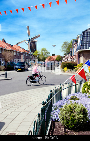 Una strada nella città olandese di Veenendaal, decorate per celebrare il re del giorno una festività nazionale il 27 aprile di ogni anno. Foto Stock