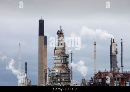 La Ineos raffineria di petrolio a Grangemouth in Scozia, Regno Unito. Il sito è responsabile per massicce emissioni di CO2. Foto Stock