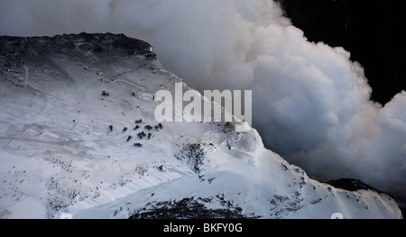 Il vapore e la lava- Eruzione del vulcano in Islanda a Fimmvorduhals, una cresta tra il ghiacciaio Eyjafjallajokull e il ghiacciaio Myrdalsjokull Foto Stock