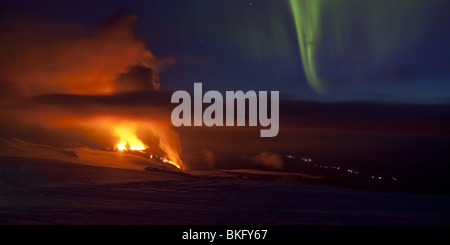 Auroras con eruzione del vulcano in Islanda a Fimmvorduhals, una cresta tra il ghiacciaio Eyjafjallajokull e il Ghiacciaio Myrdalsjokull. Foto Stock