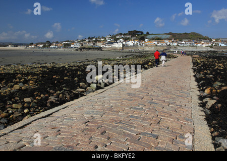 La gente a piedi da St. Michael's Mount Marazion fronte spiaggia e la città Cornwall Inghilterra Foto Stock