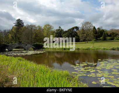 Il lago tra Abbazia di Waverley House e Abbazia di Waverley vicino a Farnham in Surrey Foto Stock