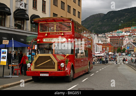 Autobus turistico nel centro di Bergen, Norvegia Foto Stock