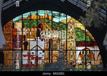 Le vetrate colorate nella parte posteriore del mercato Atarazanas in Malaga, Spagna, Europa Foto Stock