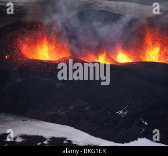 Fontane di lava durante l eruzione del vulcano a Fimmvorduhals, una cresta tra il ghiacciaio Eyjafjallajokull, e Myrdalsjokull, Islanda Foto Stock