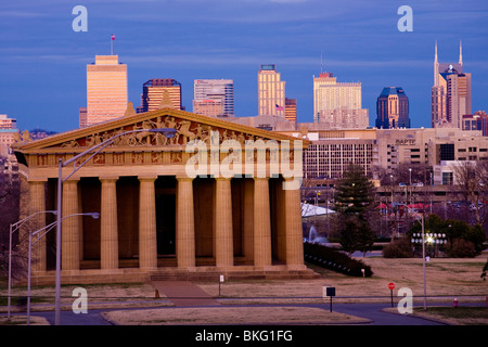 Replica del Partenone a Nashville, nel Tennessee, con skyline dietro Foto Stock
