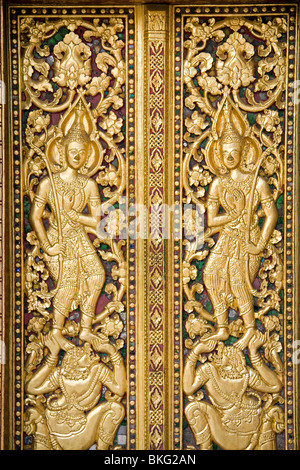 Elaborare sculture in legno su Wat Saen la porta di ingresso, Luang Prabang, Laos Foto Stock