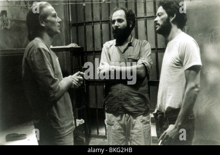 HECTOR BABENCO (DIR) ritratto sul set bacio della SPIDERWOMAN (1985) con William Hurt, RAUL JULIA HTBB 001P Foto Stock