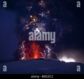 Il fulmine e colate di lava nella nube di cenere Eyjafjallajokull durante l eruzione vulcanica, Islanda, 18 aprile 2010 Foto Stock