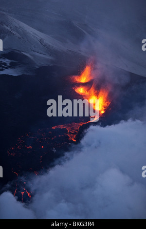 Il fuoco e il ghiaccio-eruzione del vulcano in Islanda a Fimmvorduhals, una cresta tra il ghiacciaio Eyjafjallajokull e il Ghiacciaio Myrdalsjokull. Foto Stock