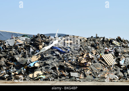 Gran mucchio di commerciale detriti e rifiuti in discarica in Bourne, Cape Cod Massachusetts usa Foto Stock