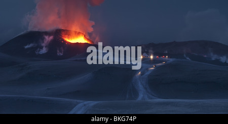 Il fuoco e il ghiaccio-eruzione del vulcano in Islanda a Fimmvorduhals, una cresta tra il ghiacciaio Eyjafjallajokull e il Ghiacciaio Myrdalsjokull. Foto Stock