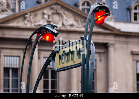 Palais Royal - Musée du Louvre (Parigi Métro) Art Nouveau della stazione della metropolitana di entrata con luci rosse, Parigi Francia Foto Stock