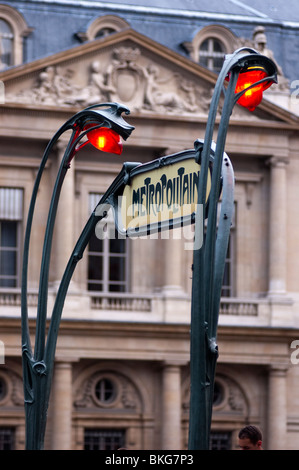 Palais Royal - Musée du Louvre (Parigi Métro) Art Nouveau della stazione della metropolitana di entrata con luci rosse, Parigi Francia Foto Stock