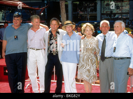 MICHAEL DOUGLAS ritratto con Kirk Douglas e altra famiglia DOUG 015 Foto Stock