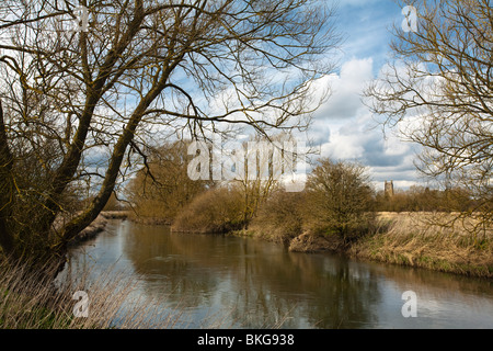 La parte superiore del fiume Tamigi in Cotswolds cercando di fronte a Santa Maria la Chiesa in Kempsford, Gloucestershire, Regno Unito Foto Stock