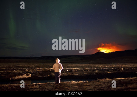 Auroras con eruzione del vulcano in Islanda a Fimmvorduhals, una cresta tra il ghiacciaio Eyjafjallajokull e il Ghiacciaio Myrdalsjokull. Foto Stock