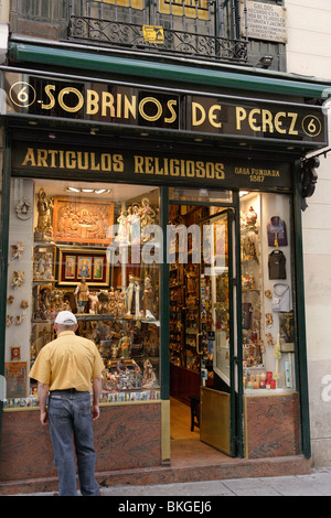 Negozio per acquistare oggetti devozionali vicino a Plaza Mayor, Madrid, Spagna Foto Stock