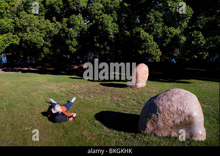 Uomo appoggiato sul vecchio parlamento House park, Brisbane, Queensland, Australia. Foto Stock