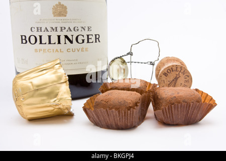 Il lusso del commercio equo Champagne tartufi di cioccolato, con vintage Bollinger Champagne francese bottiglia e tappo di sughero. Foto Stock