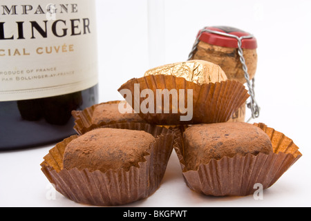 Il lusso del commercio equo Champagne tartufi di cioccolato, con vintage Bollinger Champagne francese bottiglia e tappo di sughero. Foto Stock