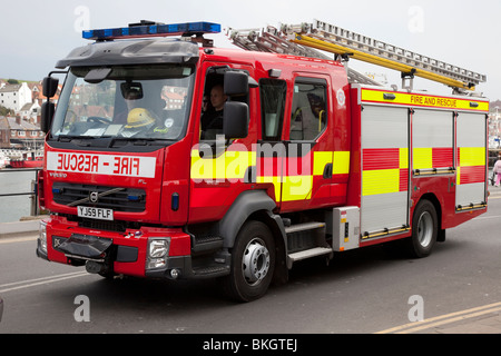 Whitby Fire & Rescue Engine, Red Fire Truck, veicolo antincendio di emergenza, trasporto, attrezzatura, camion da fuoco Volvo nello Yorkshire, Regno Unito Foto Stock