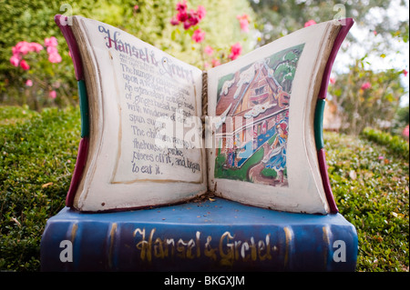Hansel e Gretel, Storybook giardino, la Hunter Valley Gardens, Pokolbin, Nuovo Galles del Sud, Australia. Foto Stock