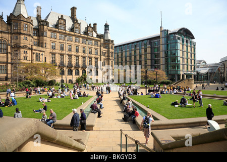 Le persone che si godono il Peace Gardens presso il municipio e il Mercure Sheffield St Paul's Hotel, Sheffield South Yorkshire, Inghilterra, Regno Unito. Foto Stock