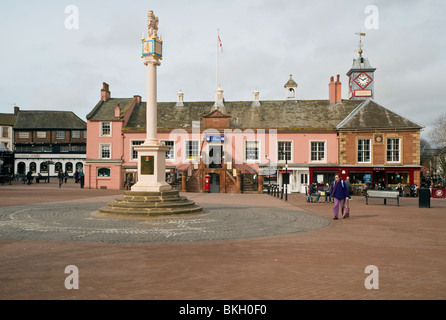 Il centro di Carlisle, Cumbria, con il vecchio municipio ora la città è il Centro di Informazioni Turistiche Foto Stock