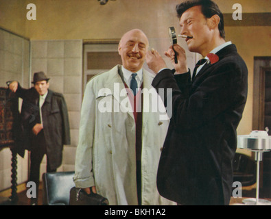 La SPY con un naso freddo (1966) ERIC SYKES, LIONEL JEFFRIES, Laurence HARVEY SWCN 010FOH Foto Stock