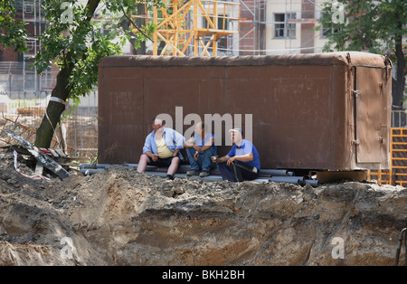 Lavoratori edili durante una pausa di lavoro, Poznan, Polonia Foto Stock