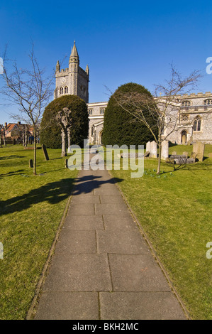 Verticale di ampio angolo di Santa Maria la chiesa parrocchiale in Old Amersham, Buckinghamshire su una luminosa giornata di sole. Foto Stock