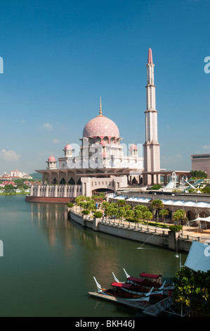 Putra moschea in Malaysias moderna capitale nuovo Putrajaya vicino a Kuala Lumpur Foto Stock