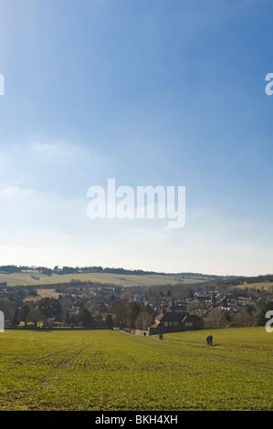 Verticale di un ampio angolo di visione attraverso il Chiltern Hills di Old Amersham nel Buckinghamshire su una soleggiata giornata di primavera. Foto Stock