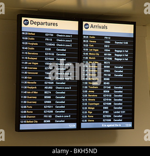 Partenze e arrivi board mostra voli annullati a causa di ceneri vulcaniche in aereo l' aeroporto di Gatwick Inghilterra REGNO UNITO Foto Stock